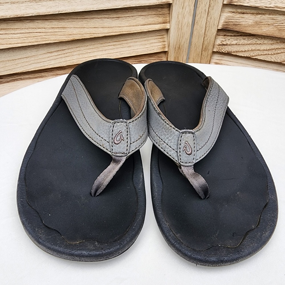 OluKai Sz 9 Pewter Grey Leather Flip Flop Thong Sandals Ohana Beachy Resort Wear